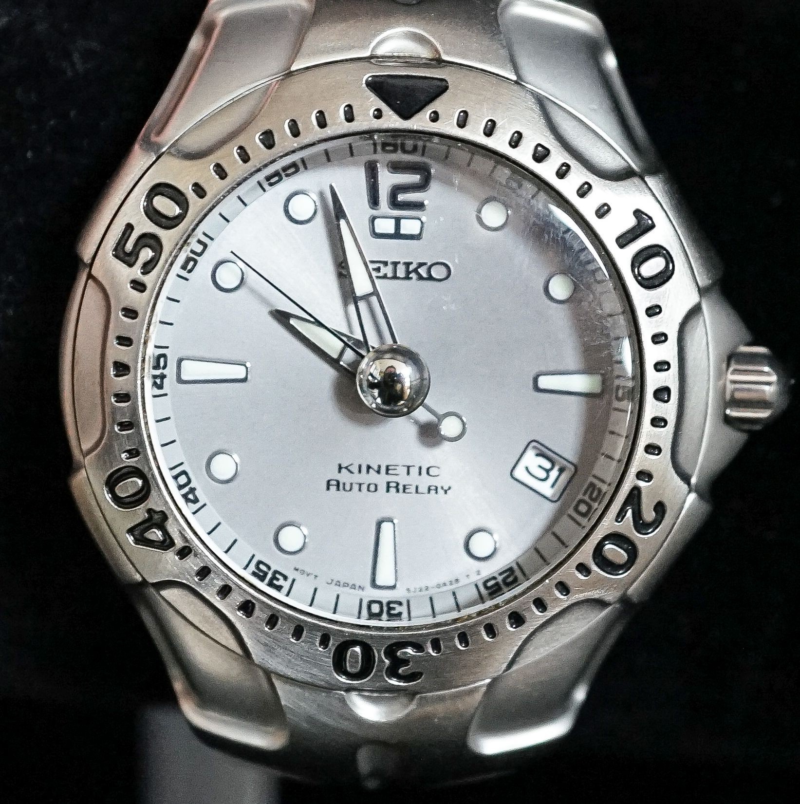 A gentleman's stainless steel Seiko Kinetic Auto Relay wrist watch, case diameter approx. 38mm, no box or papers.